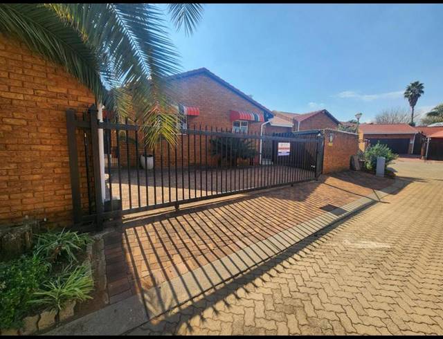 3 BEDROOM HOUSE FOR SALE IN DIE HOEWES